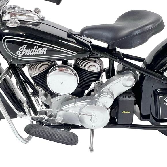 Guiloy 1948 Indian Chief Motorcycle 1/10 Scale Diecast Model Bike Black Chrome - Picture 8 of 16